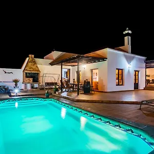 https://villa-acoruma.in-canary-islands.com